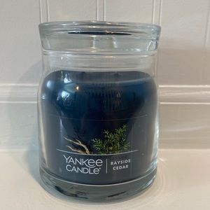 Yankee Candle ‘Bayside Cedar’ 🌊🪵candle 🕯️ 
Brand New!!
2 wicks!!